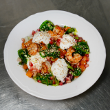 Салат з креветками, гарбузом, овочами та сирним мусом