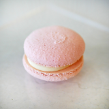 Макарон полуниця-ваніль