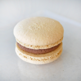 Макарон шоколад-карамель тофі