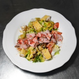 Салат з телятиною, овочами та сиром камамбер